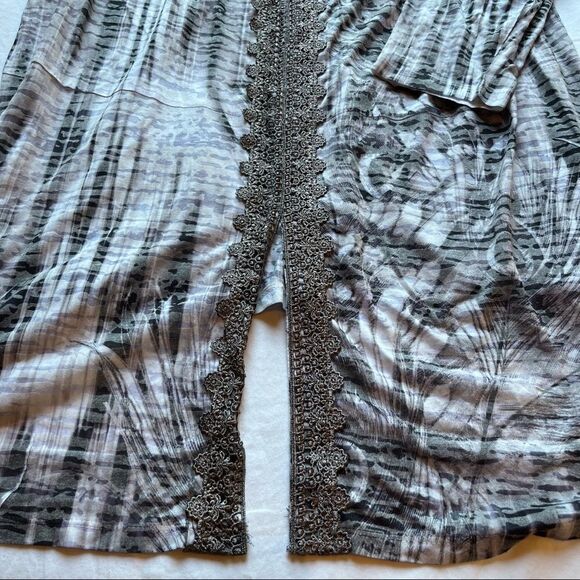 One World V neck 1/2 sleeve blouse 2X Blue/Grey Embroidered longer in back - Picture 4 of 11